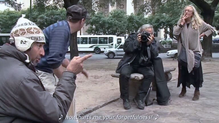 Pino Bertelli scatta una fotografia nelle strade di Buenos Aires durante le riprese del documentario diretto da Antonio Manco