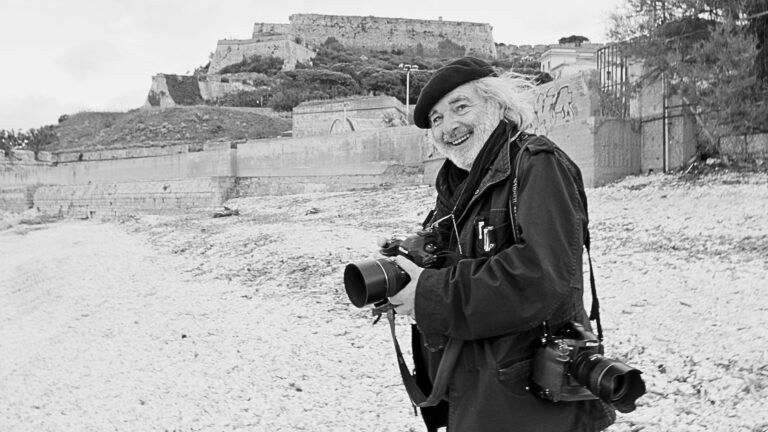 Pino Bertelli sorride dopo aver scattato una fotografia durante le riprese del documentario diretto da Antonio Manco all’Isola d’Elba